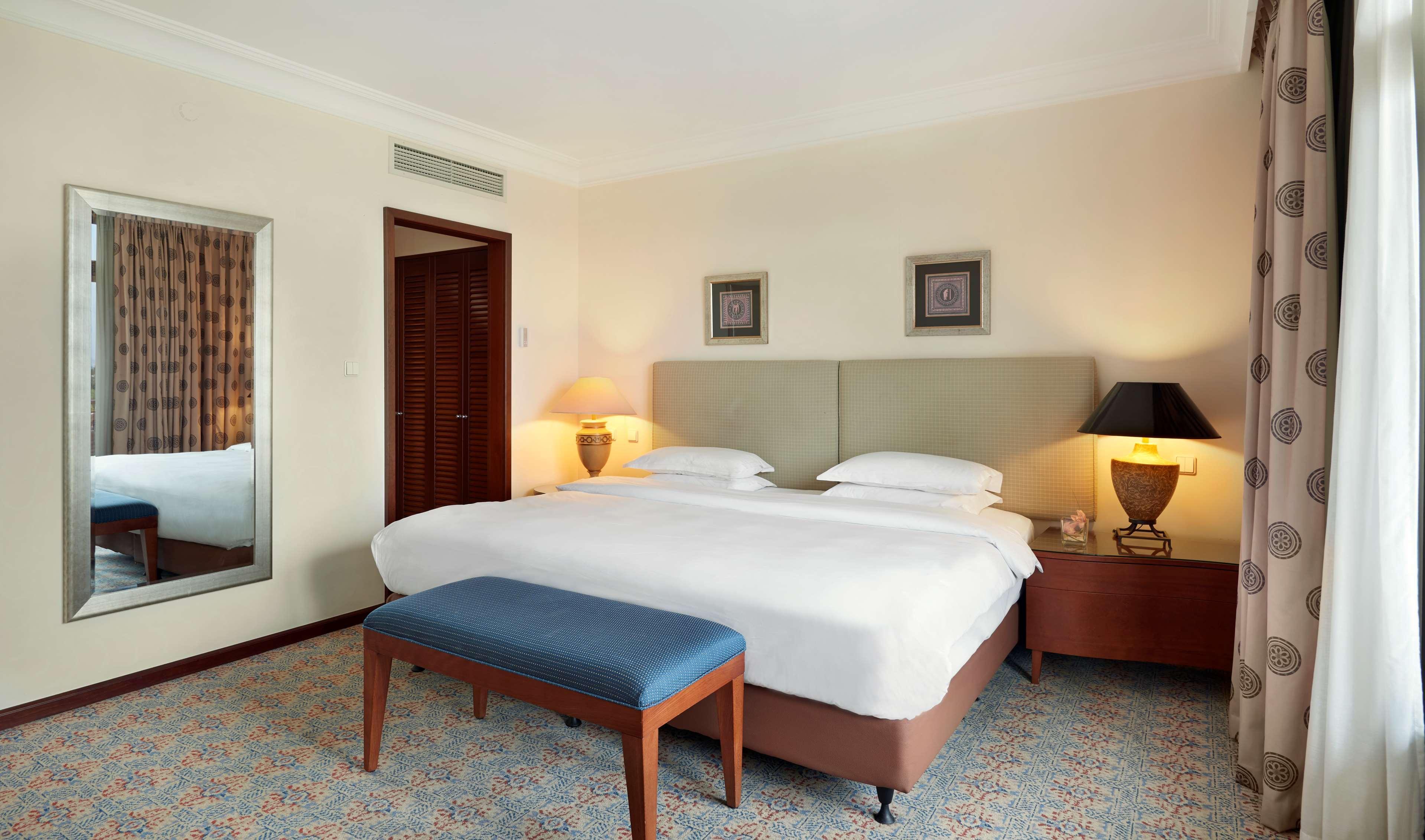 Hyatt Regency Thessaloniki Hotel Luaran gambar A bedroom at the hotel