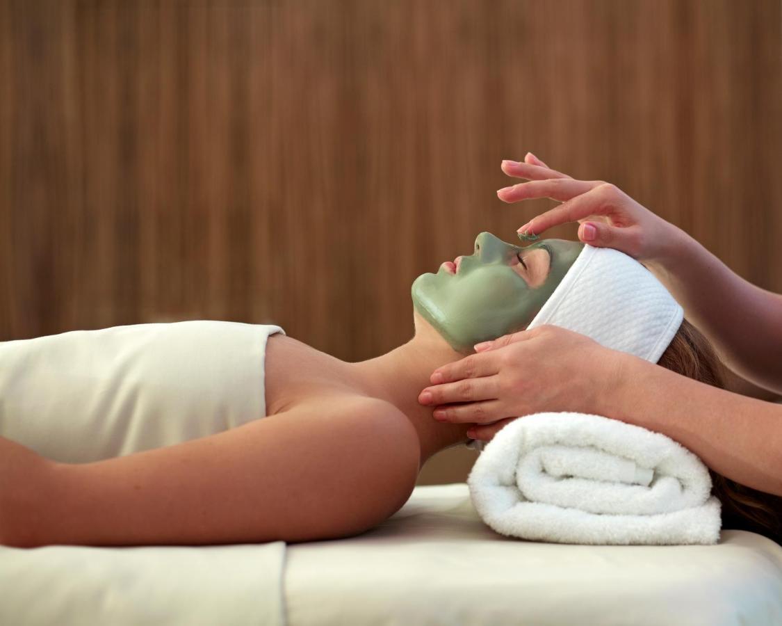 Hyatt Regency Thessaloniki Hotel Luaran gambar A woman receiving a facial treatment