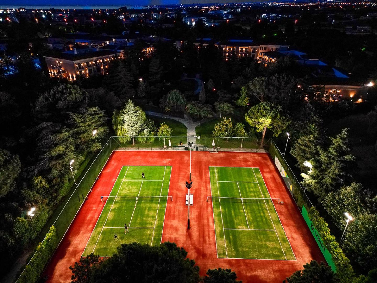 Hyatt Regency Thessaloniki Hotel Luaran gambar Tennis courts at night