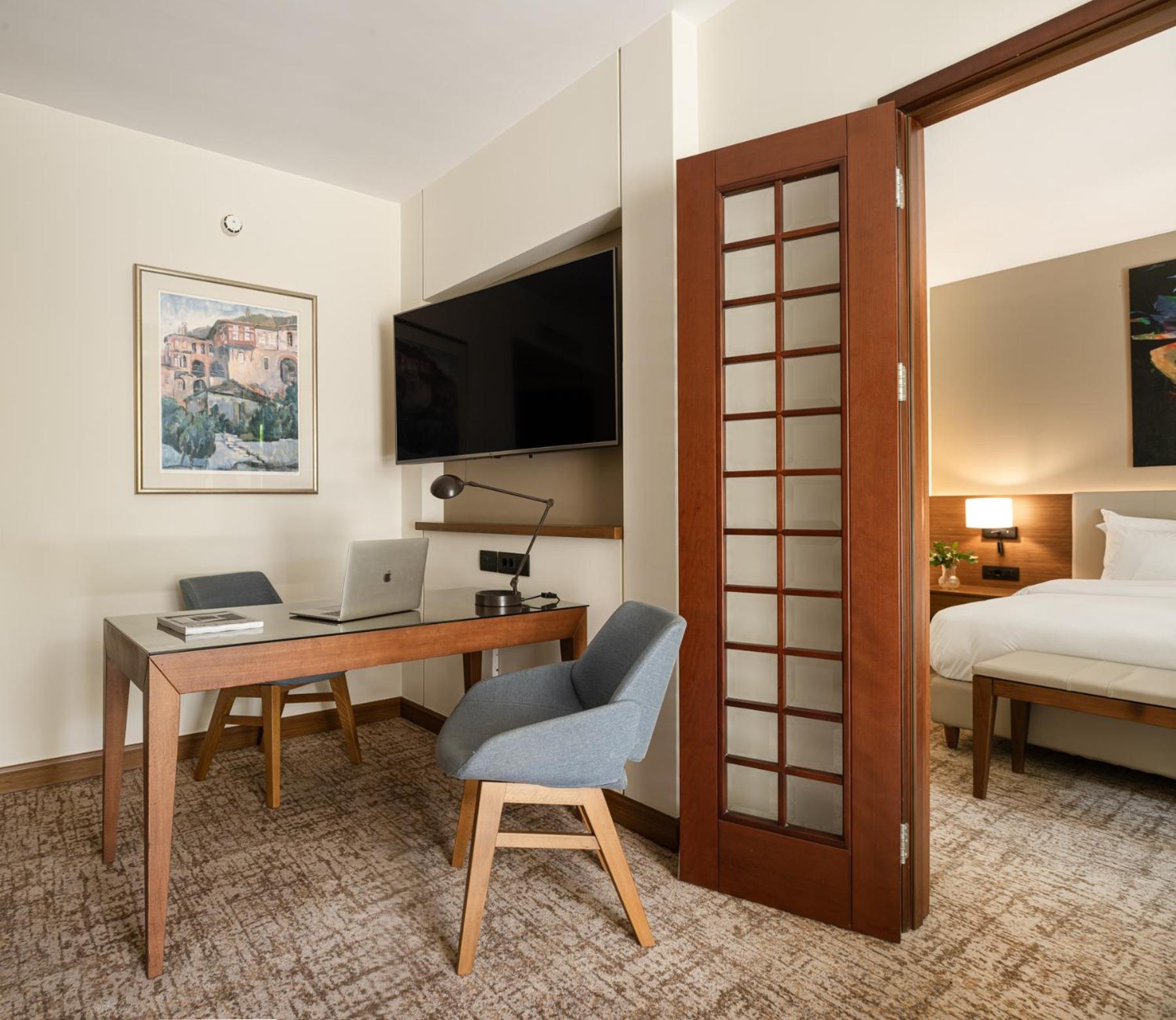 Hyatt Regency Thessaloniki Hotel Luaran gambar A sliding door in a hotel room